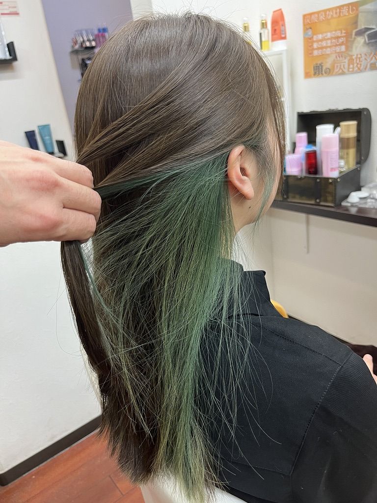 髪の内側に入れたグリーンのインナーカラーの仕上がり