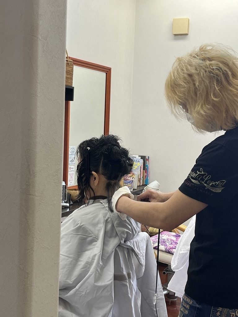 超軟毛の縮毛矯正でアイロンを入れている施術中の様子