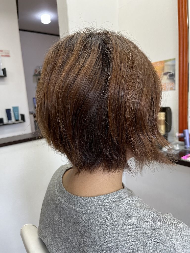前髪のうねりと全体の膨らみが気になるショートボブのビフォー