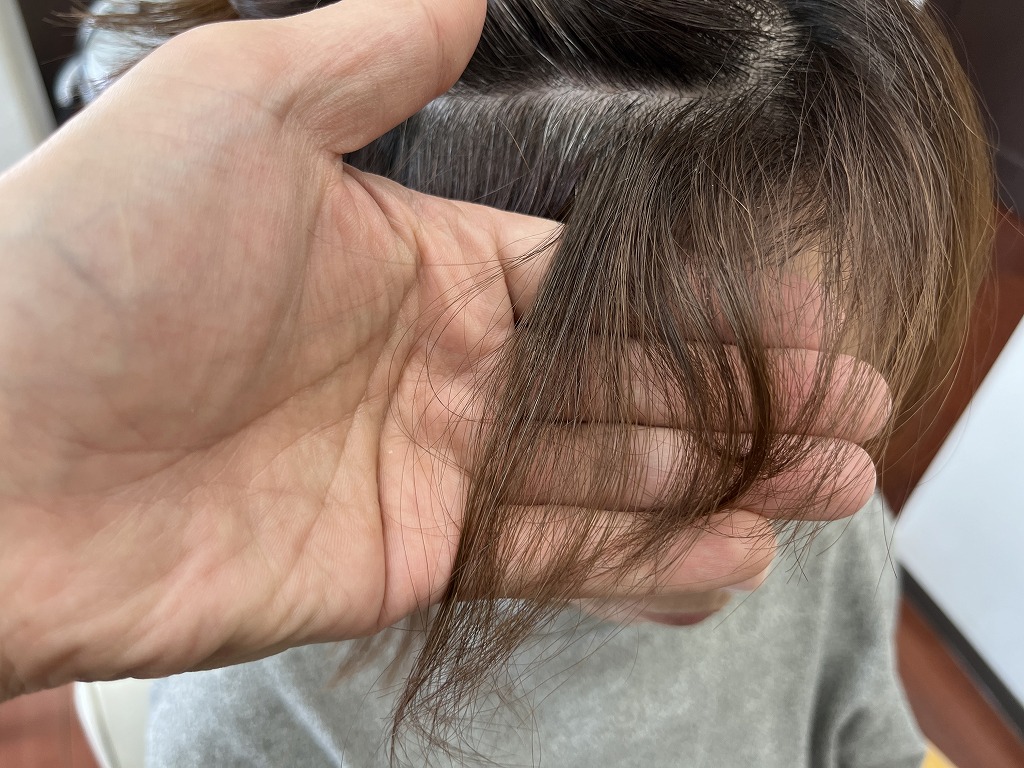 前髪の内側にうねりが出ているビフォー