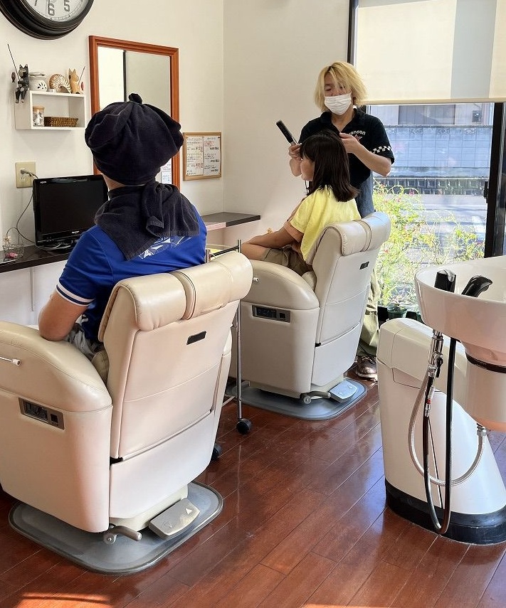 美容師とお客様の距離感が伝わるサロン風景