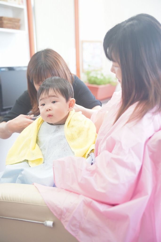 理容師アユが1歳の男の子のキッズカットをしている施術風景