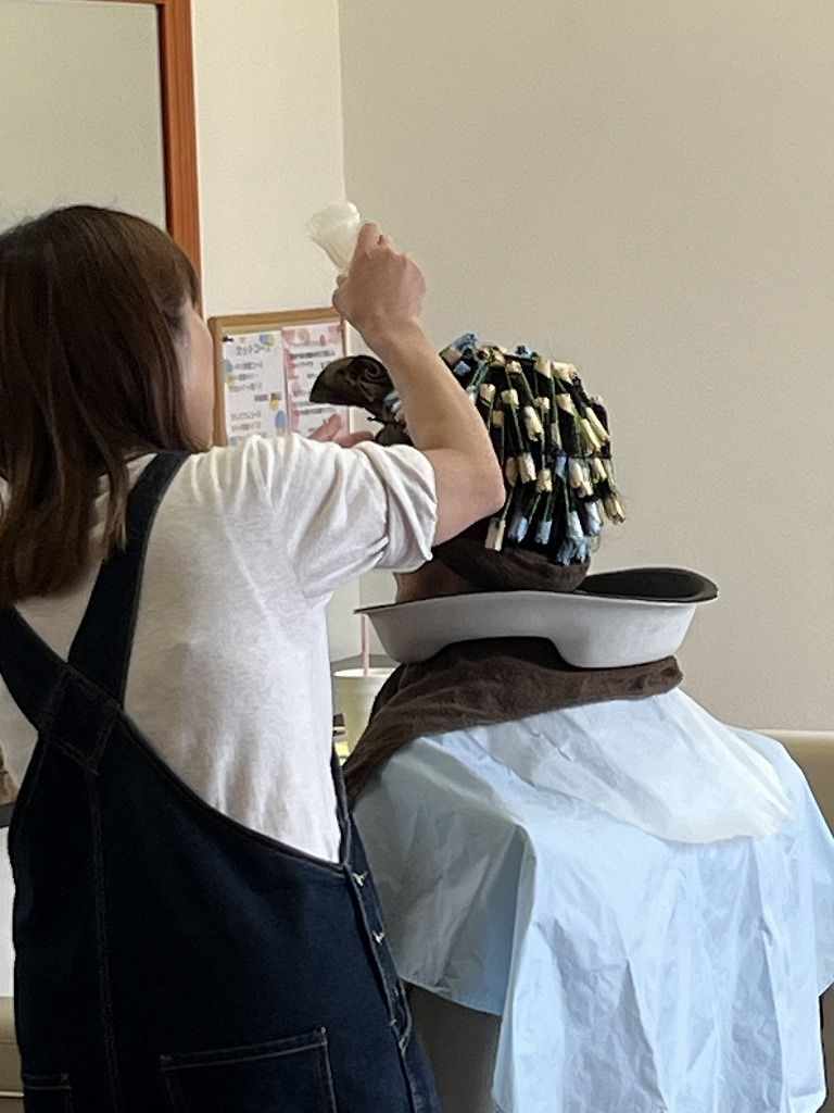 メンズパーマ施術中の写真