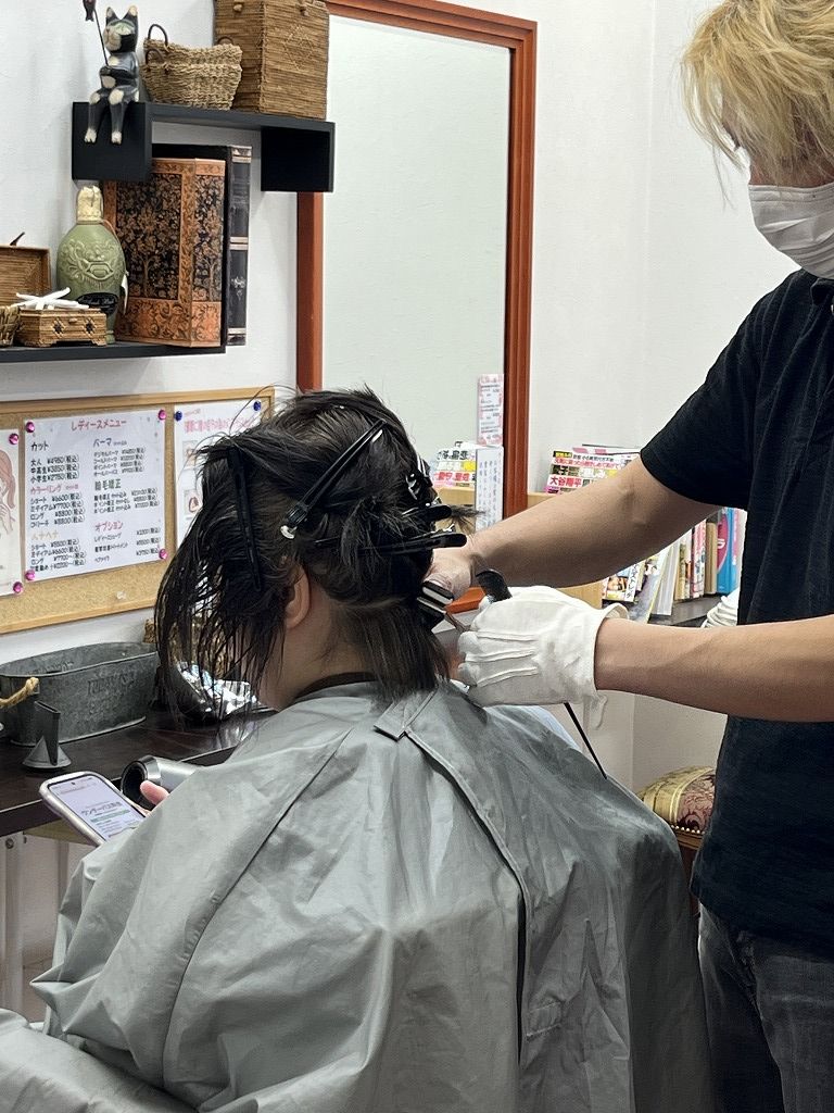 ボブの縮毛矯正施術中 根元リタッチのアイロン作業