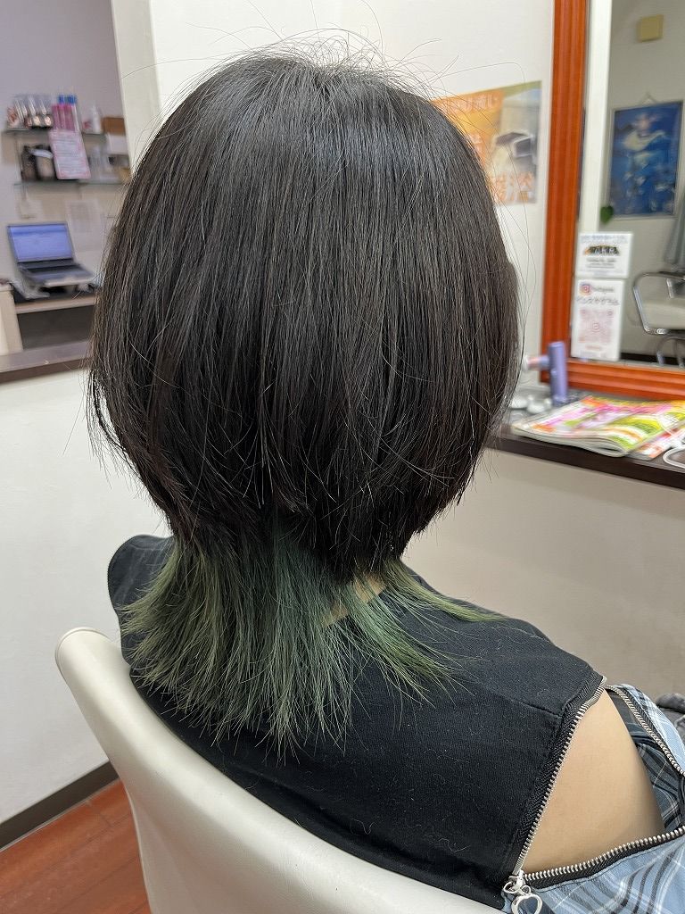 黒髪ボブの内側に濃いグリーンのインナーカラーを入れたアフター