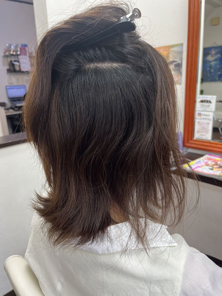 縮毛矯正前の内側の波状毛のクセが見える状態