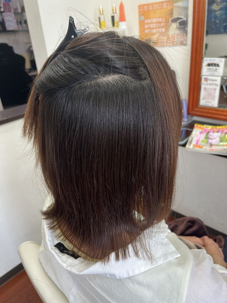 縮毛矯正後の内側まで自然に収まった波状毛の仕上がり