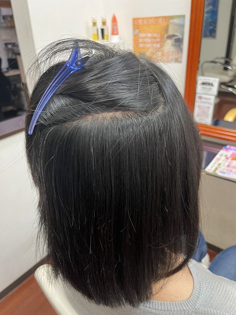 縮毛矯正後の内側の仕上がり。強かったクセが自然に整った状態