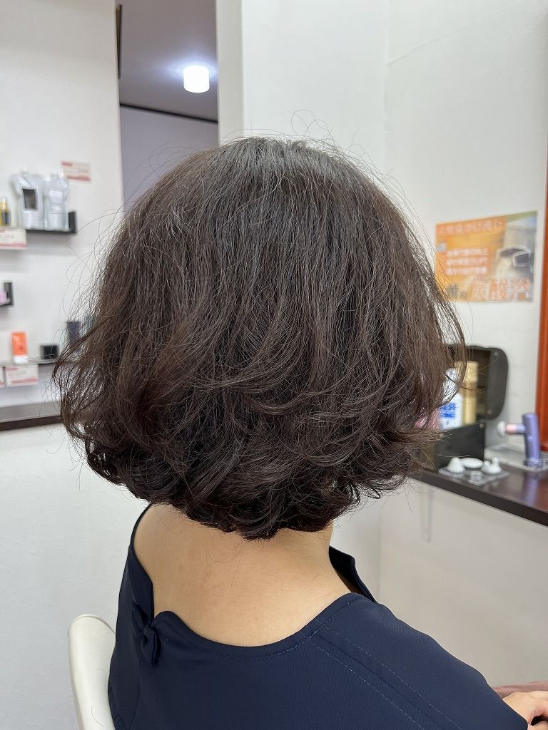 デジタルパーマで広がる髪をまとまりやすく仕上げたボブスタイル