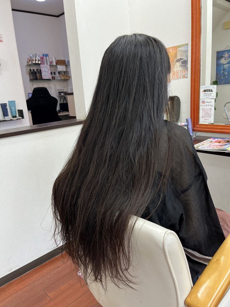 フレンチカットグラン施術前のロングヘア斜め後ろ