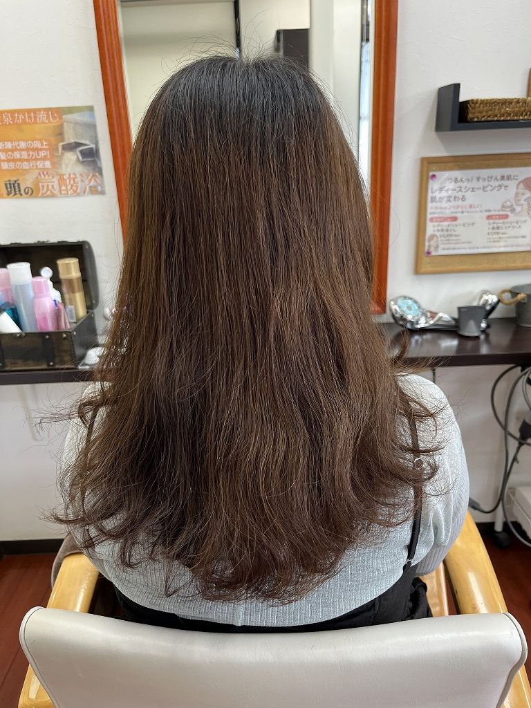 毛先にデジタルパーマが残っている施術前の状態