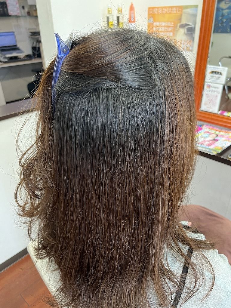 根元の波状毛が整った縮毛矯正後の状態
