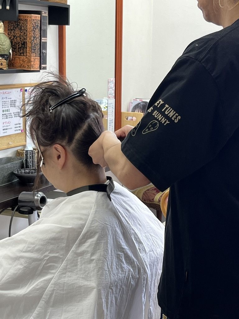 同窓会ヘアセットの施術中に髪をまとめている様子