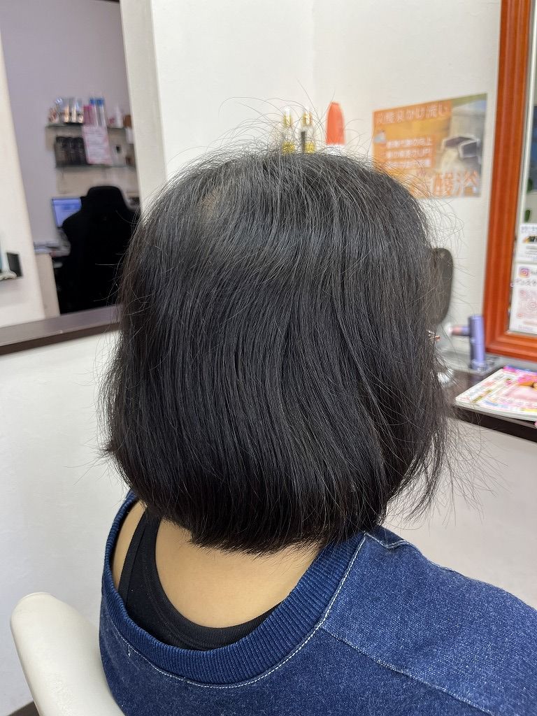 女性ボブ縮毛矯正ビフォー 後ろから見た広がりやすい捻転毛