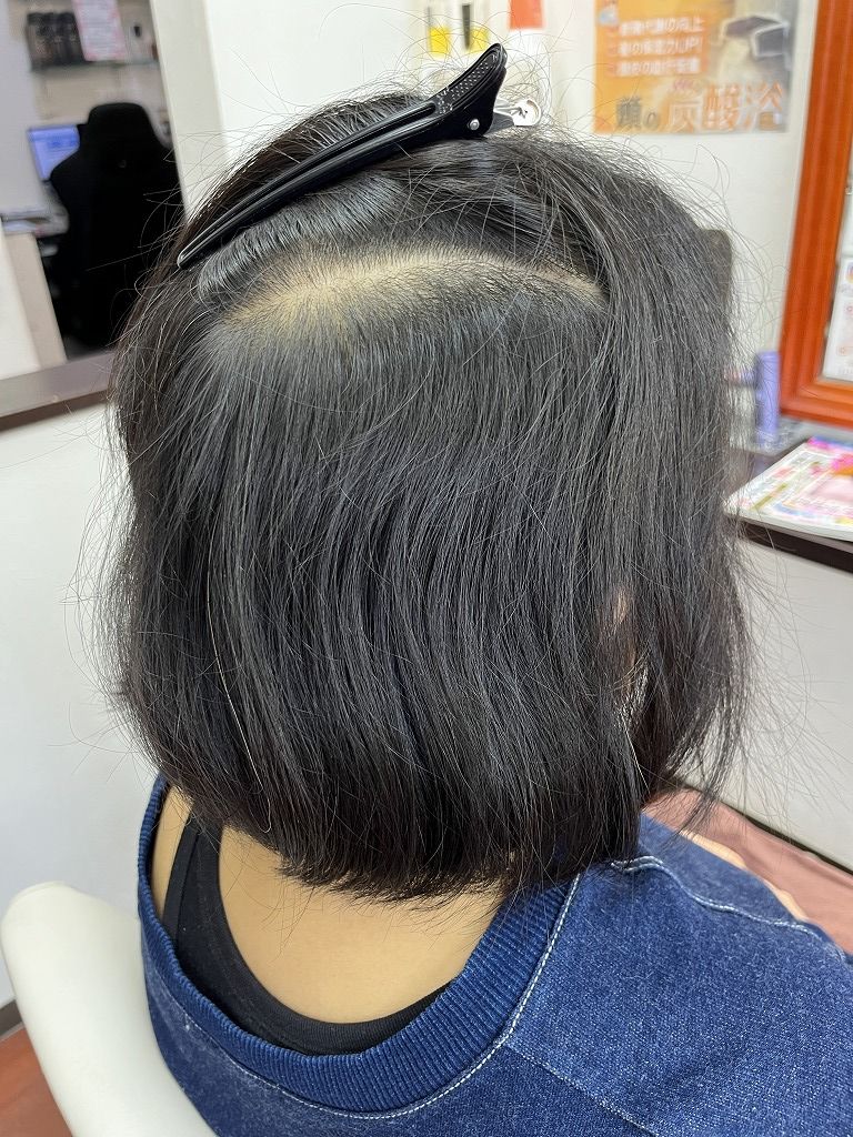女性ボブ縮毛矯正ビフォー 内側のクセと広がりを確認