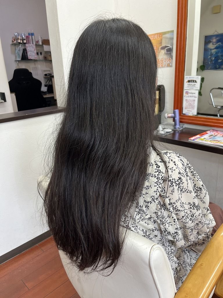ヘアドネーション前のロングヘア斜め後ろ