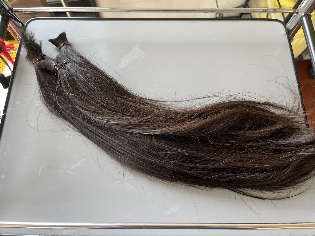 ヘアドネーションでカットした約40cmの毛束
