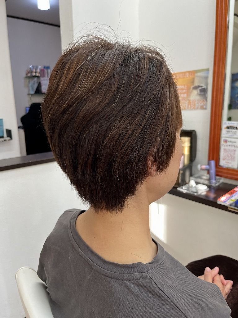 ショートボブ縮毛矯正アフター 手櫛を通して自然な毛流れを見せた状態
