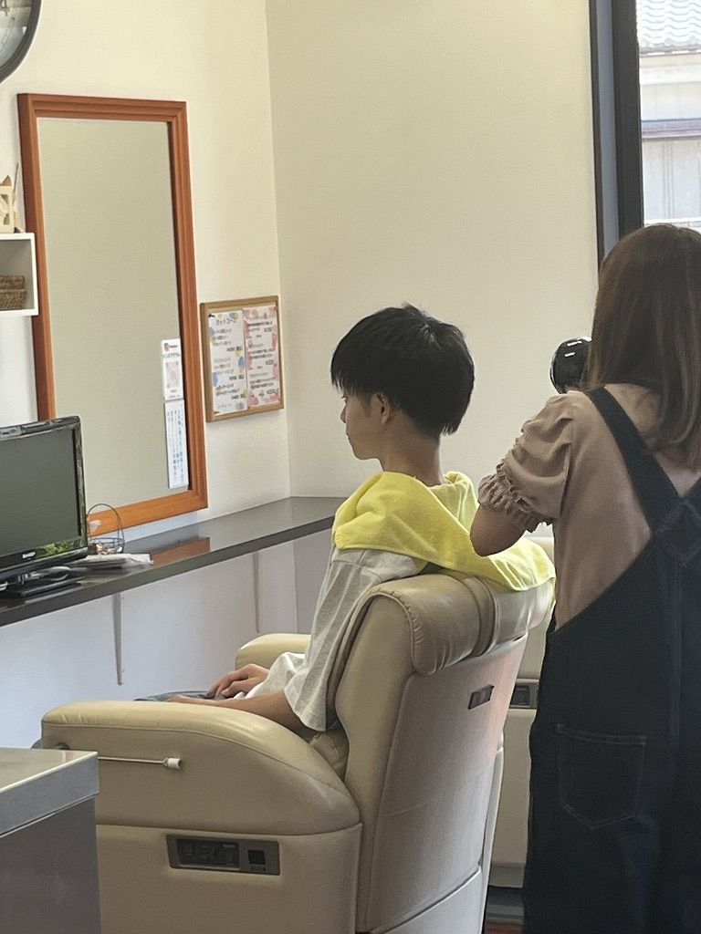 親子でご来店されてカットをしている美容室の様子