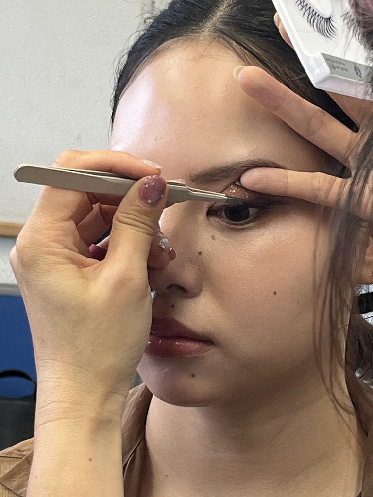 先生がモデルにメイクをしている様子