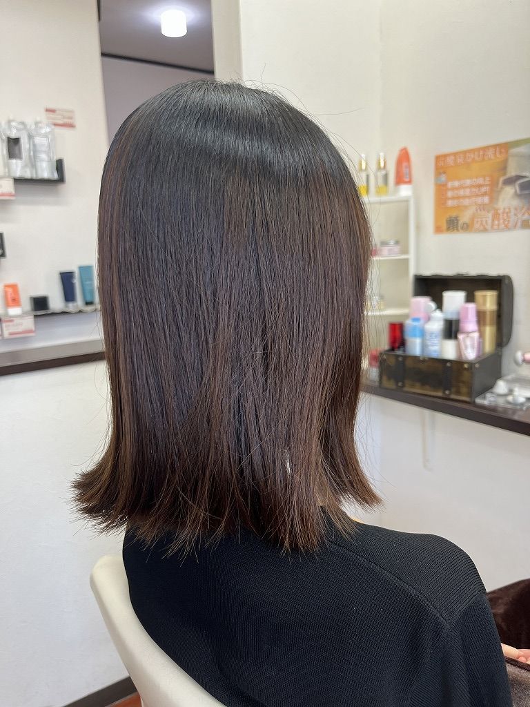 カラーカット前の状態。5か月前に縮毛矯正をしていて毛先が伸びてハネやすくなっている状態