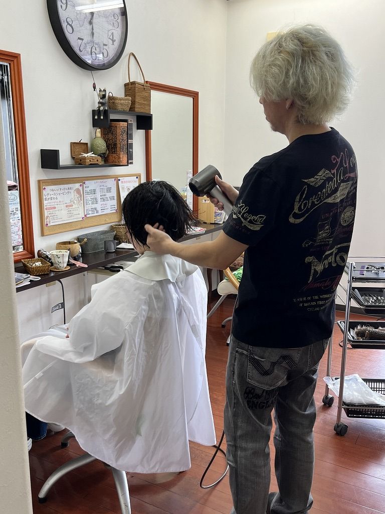 縮毛矯正後に乾かしている様子
