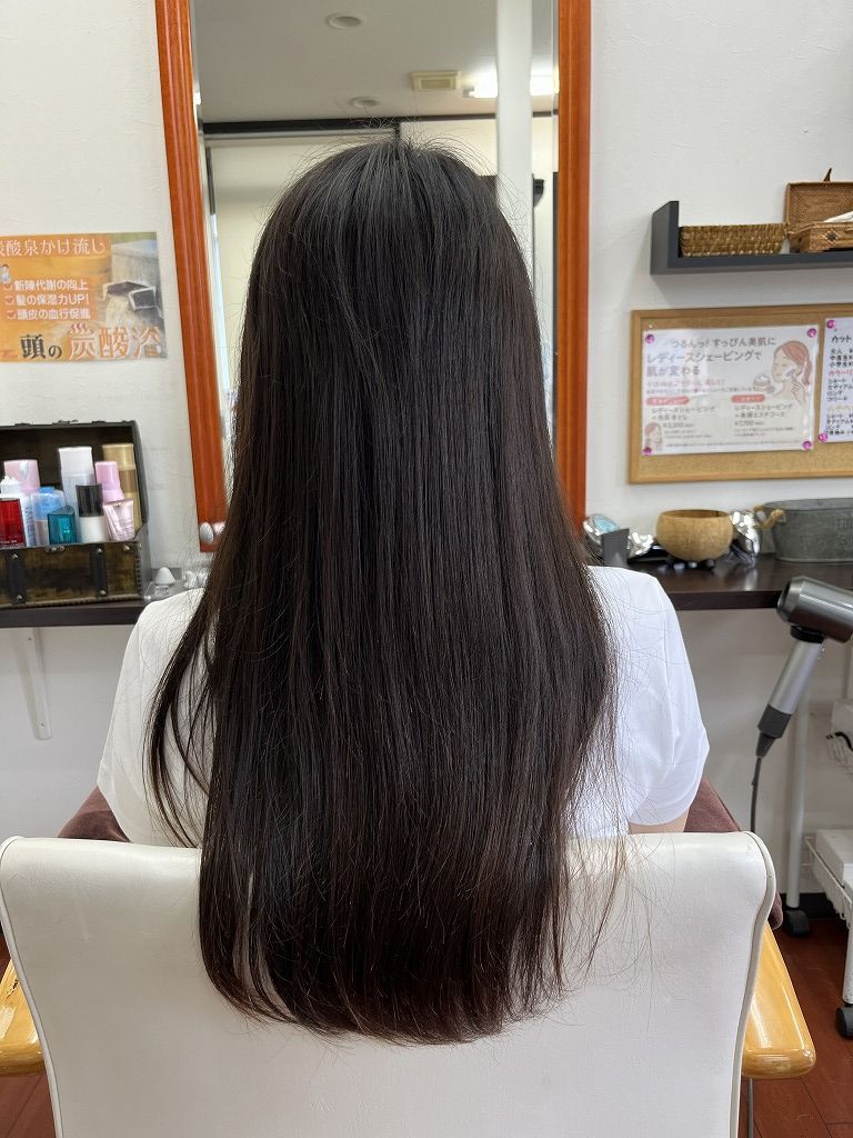 縮毛矯正前の後ろ姿。毛先のまとまりにばらつきがある状態