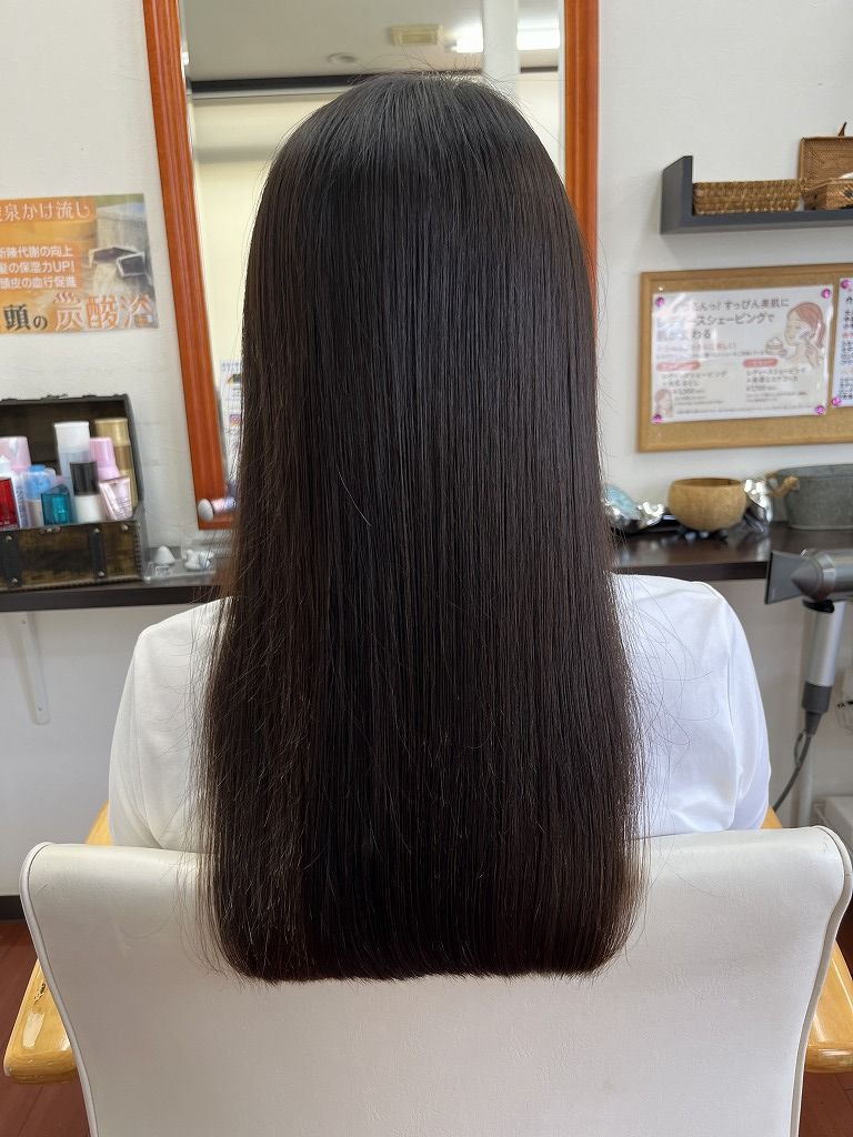 縮毛矯正後の後ろ姿。切りっぱなしラインがきれいに整った仕上がり