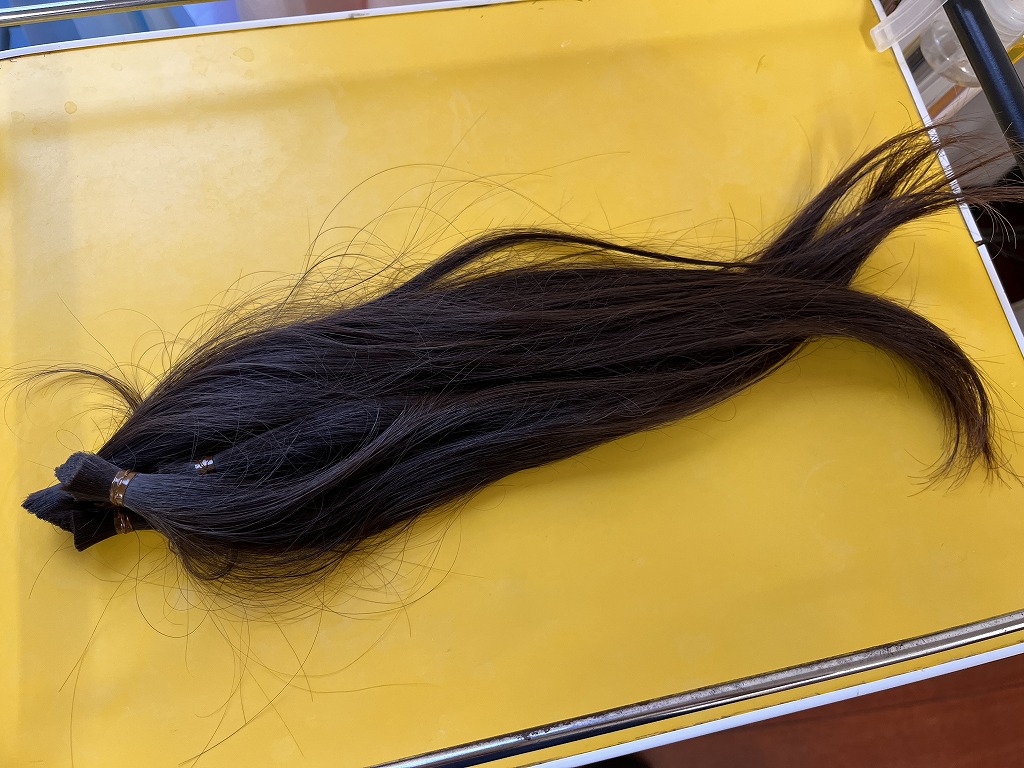 ヘアドネーションで寄付する毛束