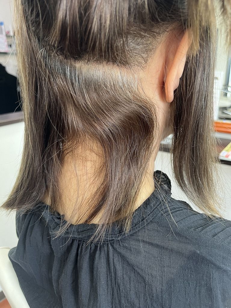 襟足部分のクセとうねりが気になるビフォー