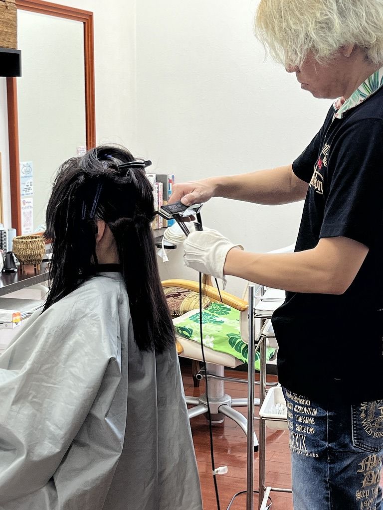 縮毛矯正のアイロン施術中