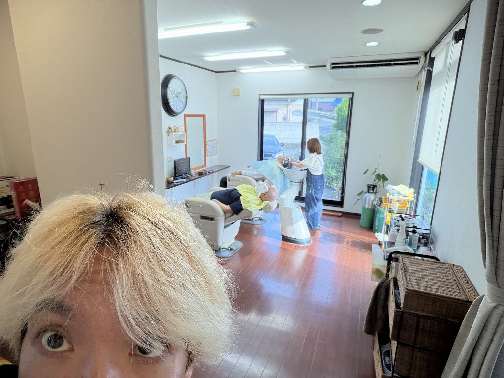 夫婦で施術をしているHairResort Arakの店内