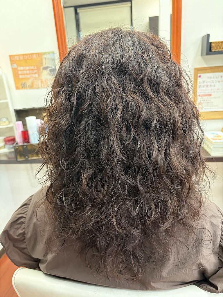 多毛で硬い髪にかけた強めのウェーブパーマ