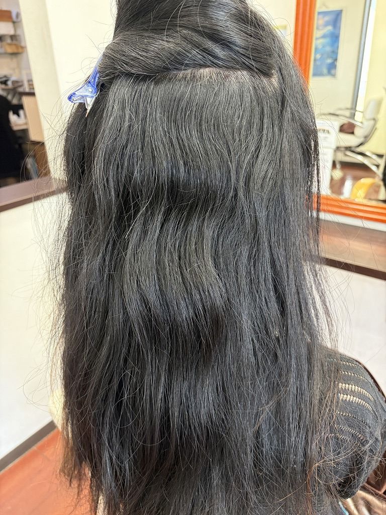 ロングヘアの内側に出ている強めの波状毛