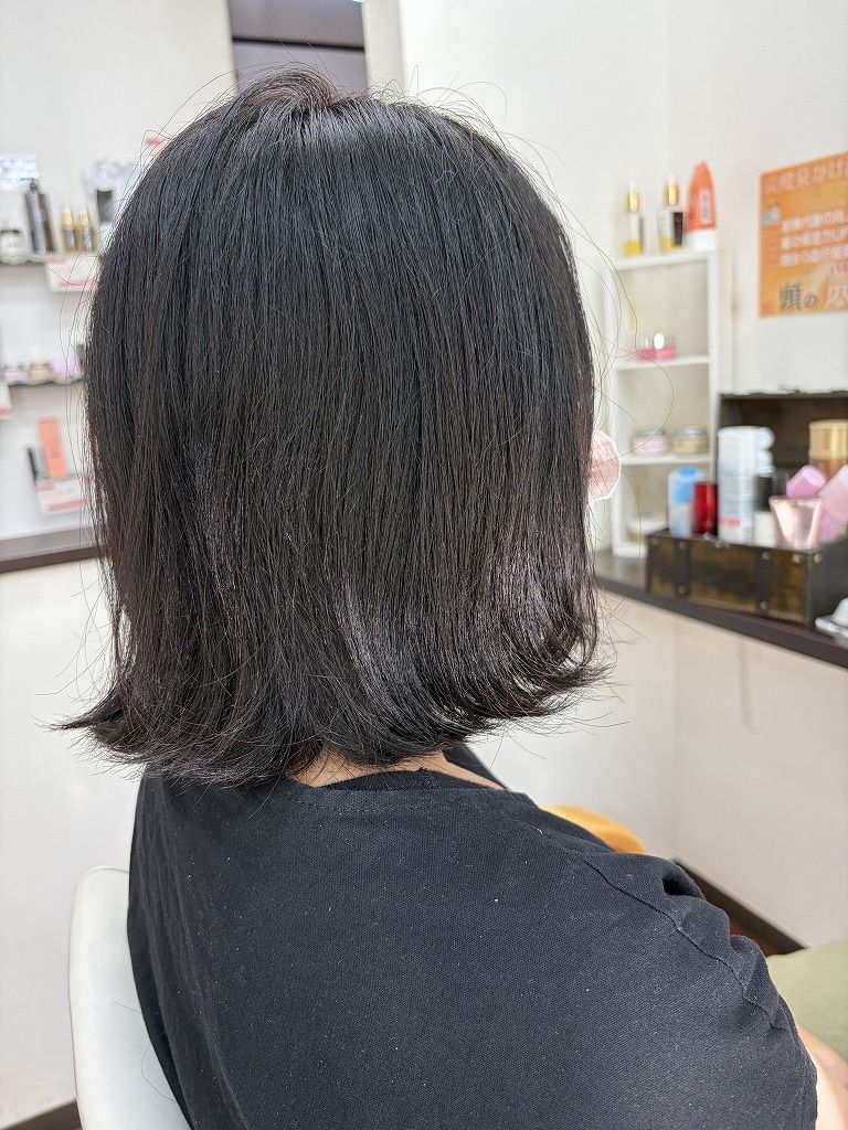 肩上まで伸びたボブスタイルのカット前