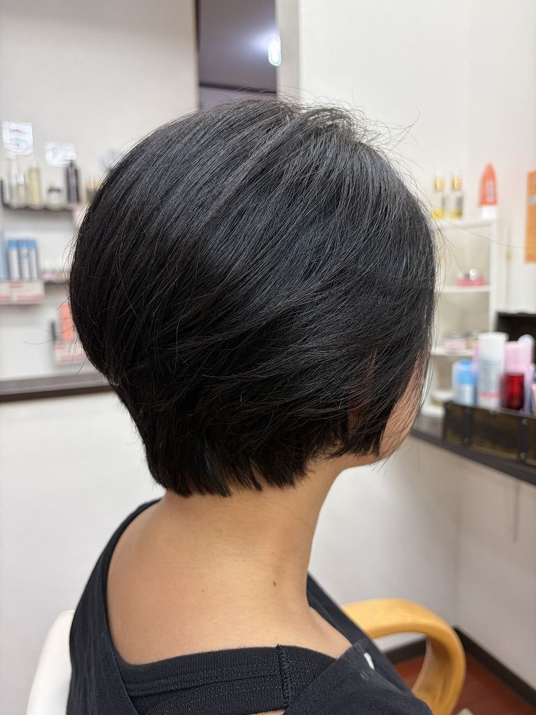 襟足をすっきり整えた丸みショートの仕上がり