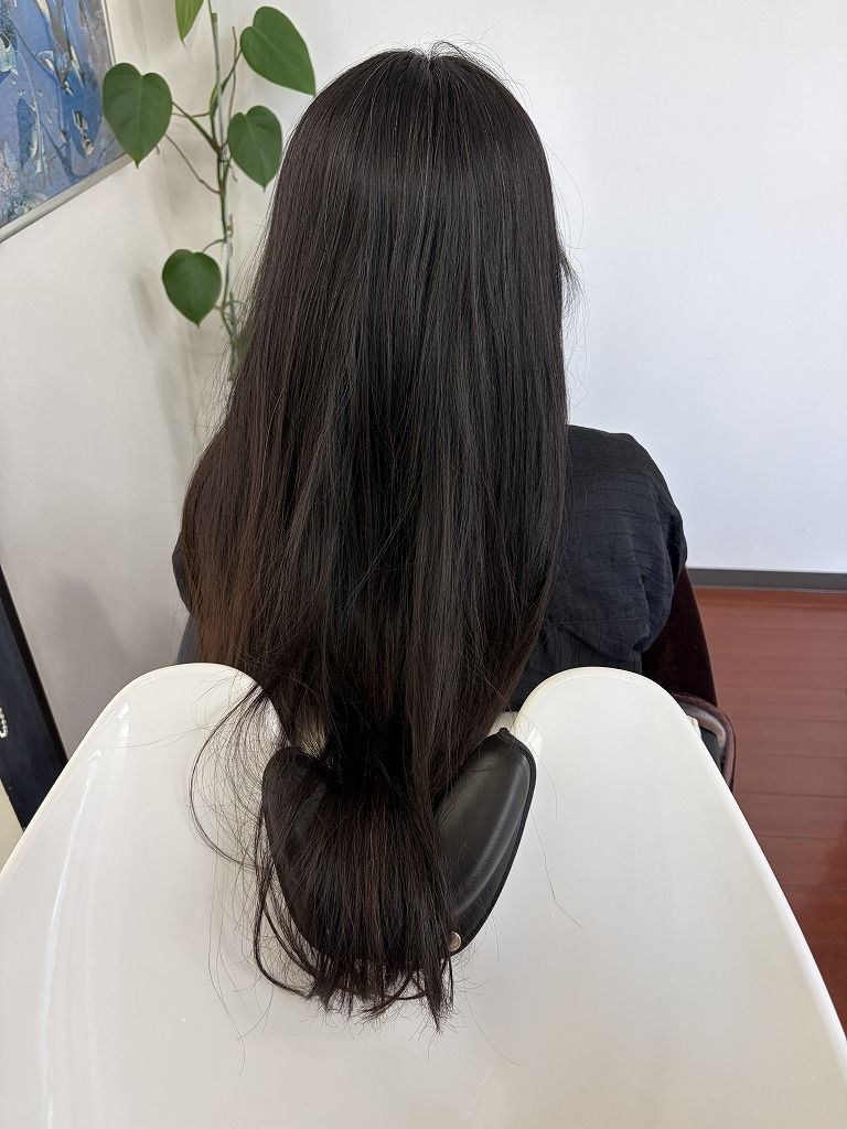 毛量が増えて毛先が不揃いになったロングヘアの施術前
