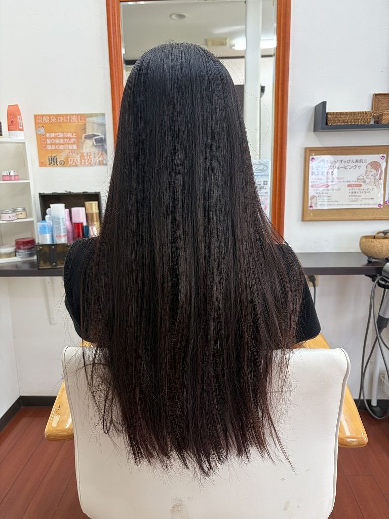 根元のうねりによって表面が膨らみやすくなったロングヘアのビフォー