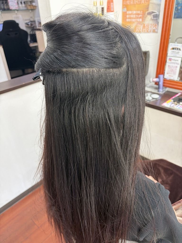 ロングヘアの内側に伸びた強めの波状毛と既矯正部分の境目