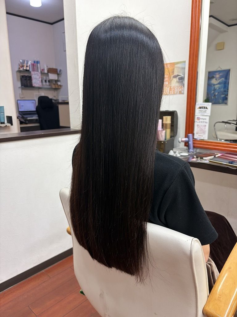 根元のうねりが整い毛先まで自然につながったロング縮毛矯正の仕上がり