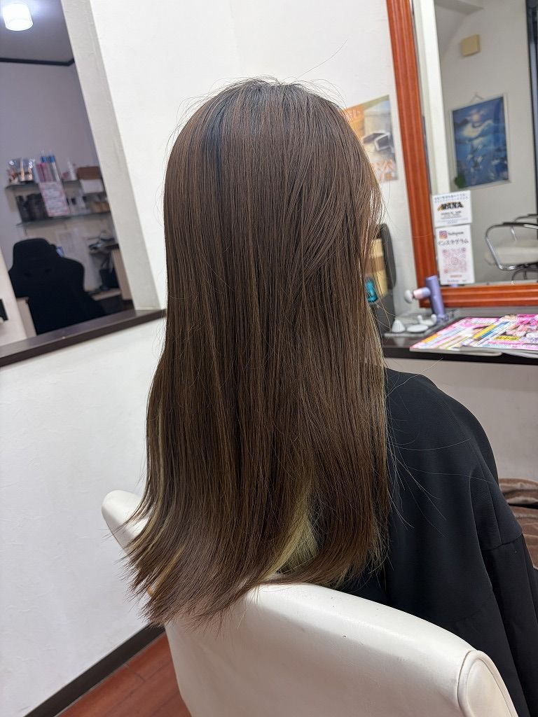 4か月前のカラーが褪色し、内側のブリーチ部分が一部見えているロングヘアの施術前サイド