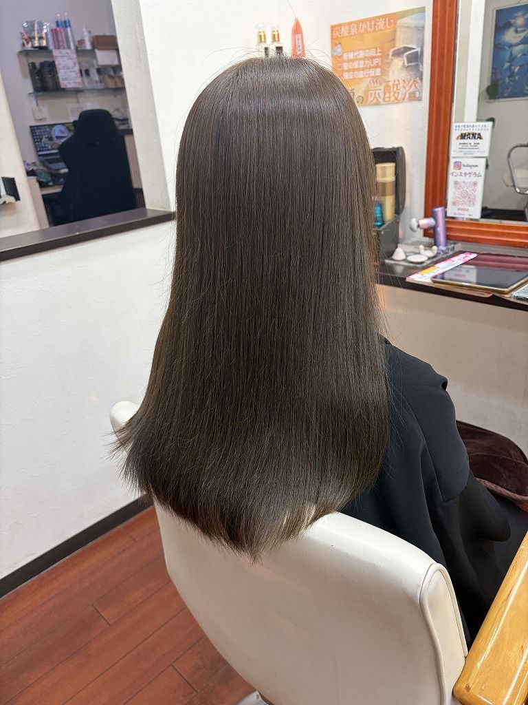 アッシュ10レベルで染めた表面と自然なツヤが見えるロングヘアのカラー施術後サイド