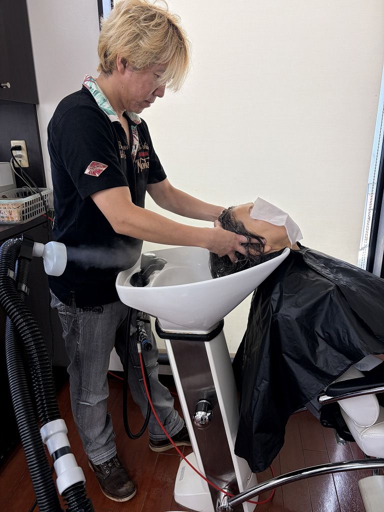 HairResort Arakでスチームを当てながらヘッドスパを施術している様子