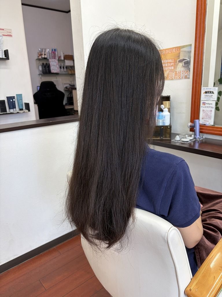 1年ぶりに来店されたロングヘアのカット前の状態を斜め後ろから見た写真