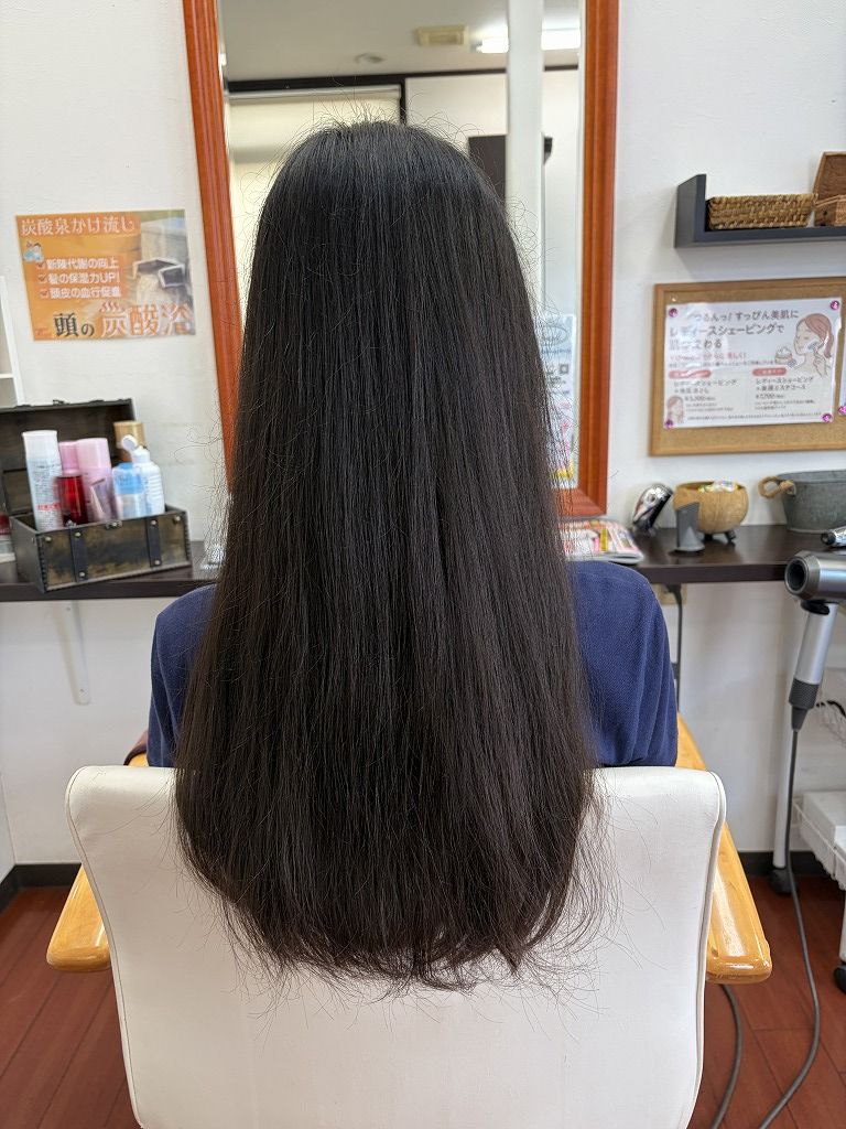 デジタルパーマ履歴が毛先に残るロングヘアのカット前の後ろ姿
