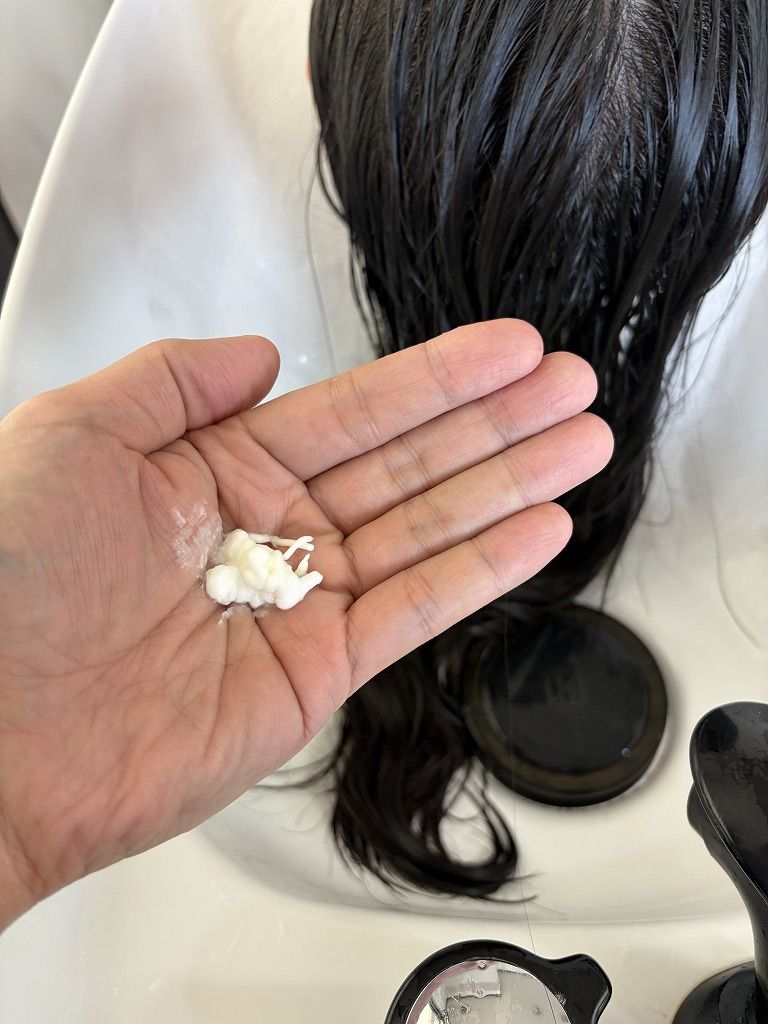 導入に向けて試作中の新しいトリートメントを使用している様子