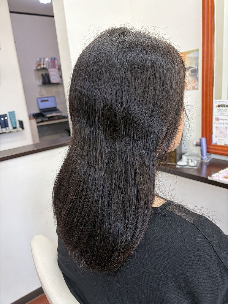 20cmカットする前のロングヘアを斜め後ろから見た状態