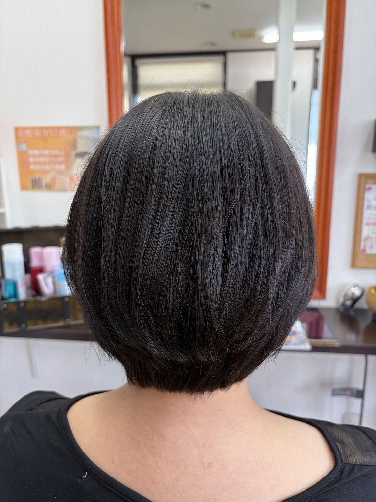 ロングから20cmカットしたまとまりのあるボブスタイルの後ろ姿