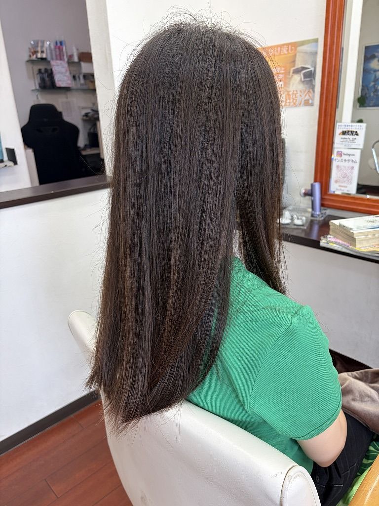 縮毛矯正施術前の細く柔らかいロングヘアを横から見た状態