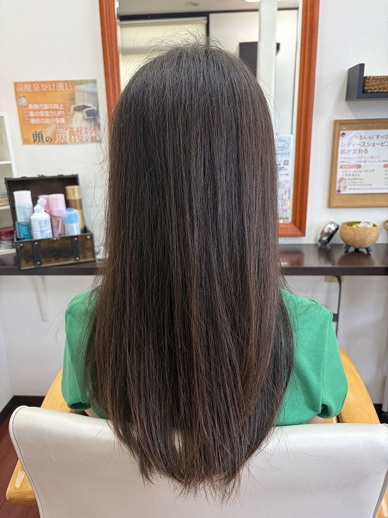 縮毛矯正施術前のロングヘアを後ろから見た状態